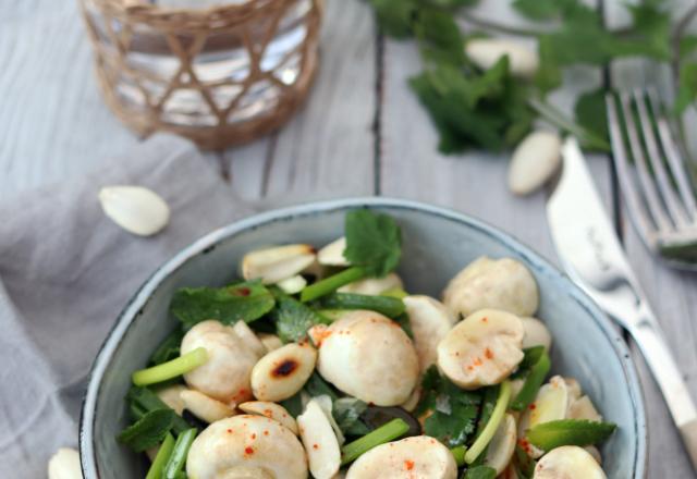 Salade de petits champignons Lou crus aux amandes et aux herbes