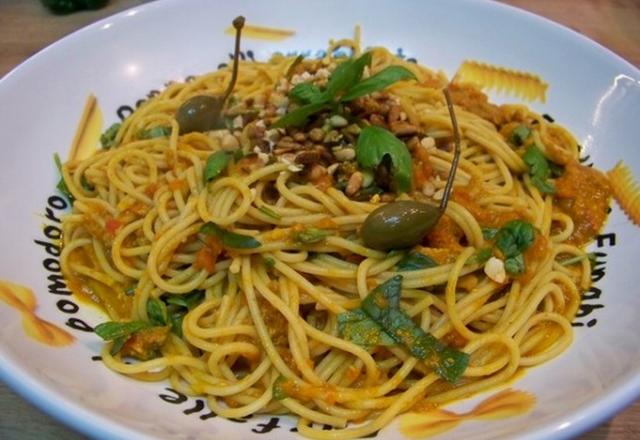 Spaghettis façon sicilienne au thon, câpres, piment et pissalat