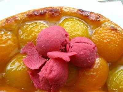 Tarte aux abricots, sorbet à la framboise