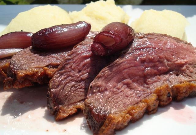 Magrets de canard gras aux échalotes confites au Pineau des Charentes Rosé