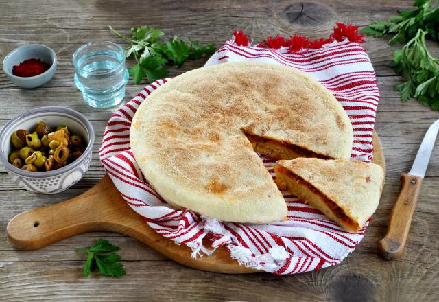 Pain à la poêle farci aux oignons et aux olives à la marocaine