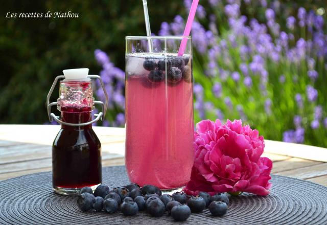 Boisson fraîche au sirop de myrtilles