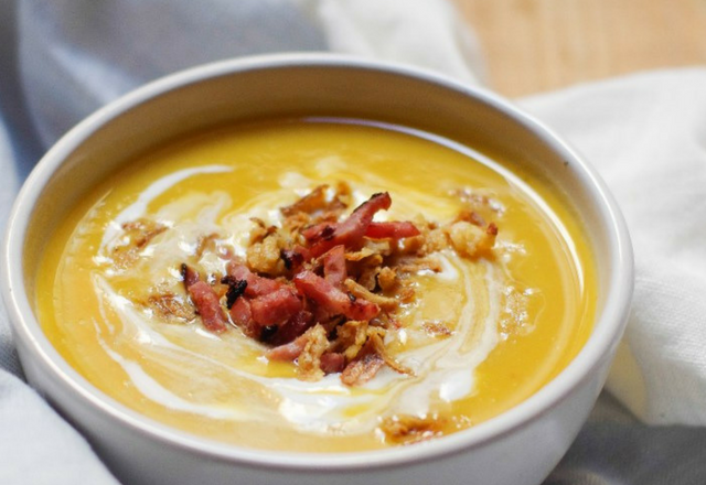 Velouté de courge butternut, lait de coco et bacon grillé