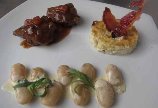 Joues de porc à l'hydromel, flan d'endives, haricots de Soissons