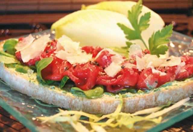 Tartine de carpaccio de Bœuf, mousse de roquette, huile d'olive et parmesan