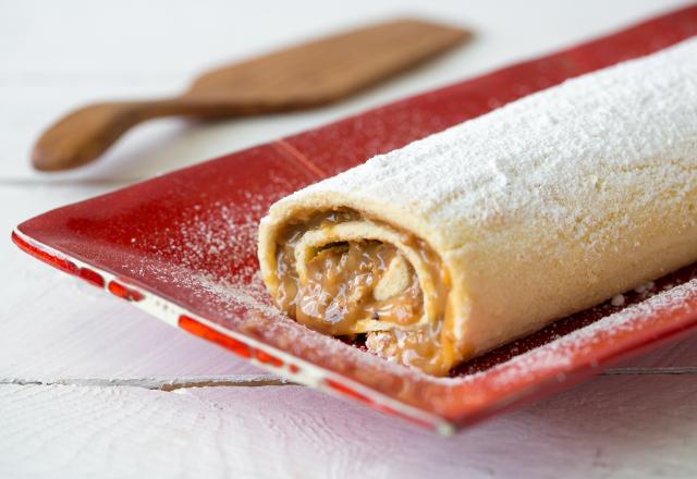 Biscuit roulé à la confiture de lait et au pralin