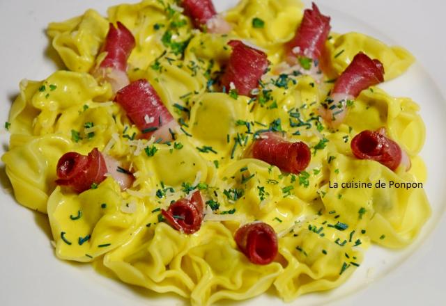 Tortelloni sauce au curcuma et magret d'oie fumé