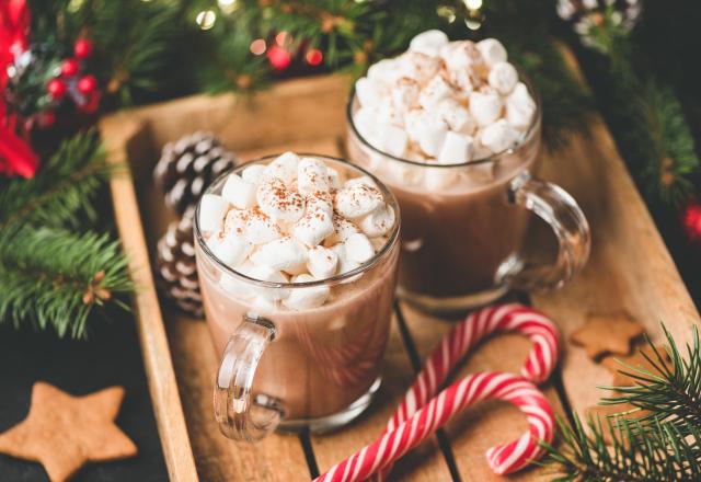 Une bombe de chocolat chaud au Kinder, le hack ultime pour vos boissons de Noël !