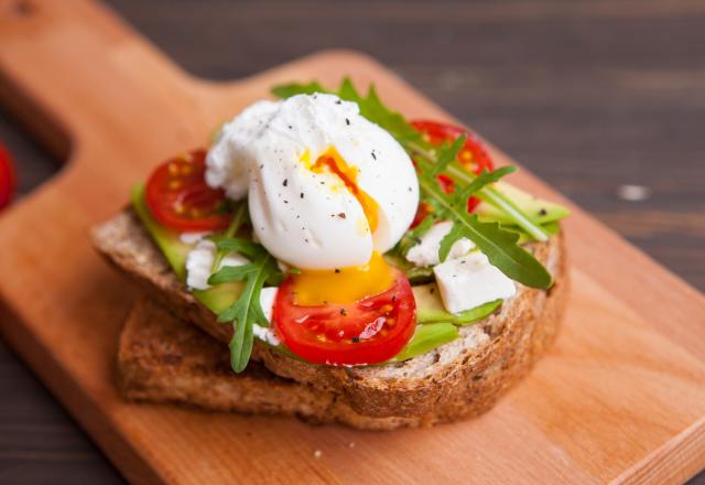 Tartines avocat, roquette, tomate et œuf mollet