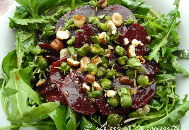 Salade de betteraves et de jeunes feuilles aux boutons de fleurs de pissenlits