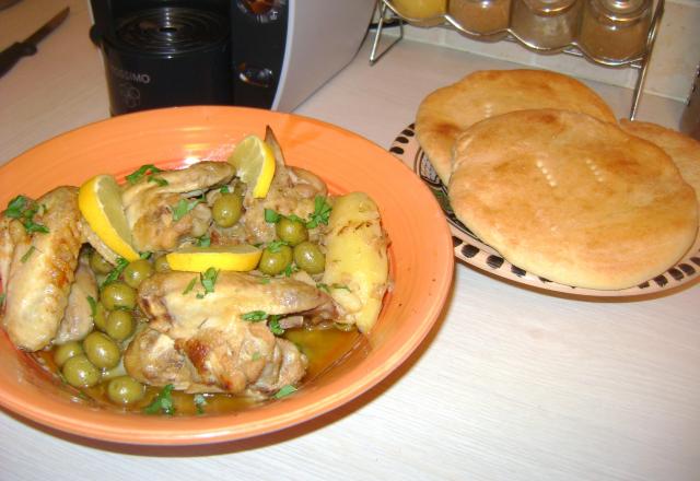 Poulet aux olives et son pain tabouna