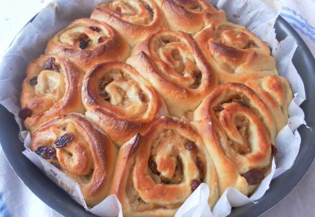 Brioche roulée à la pomme, raisins et miel