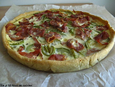 Tarte à la courgette et au jambon cru, pâte à l'huile d'olive et aux graines de pavot