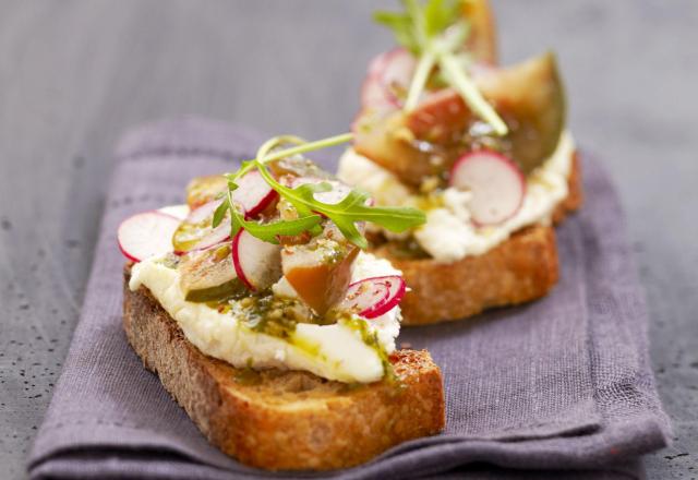 Tartine de Chabichou du Poitou, radis, tomates vertes et coulis de basilic