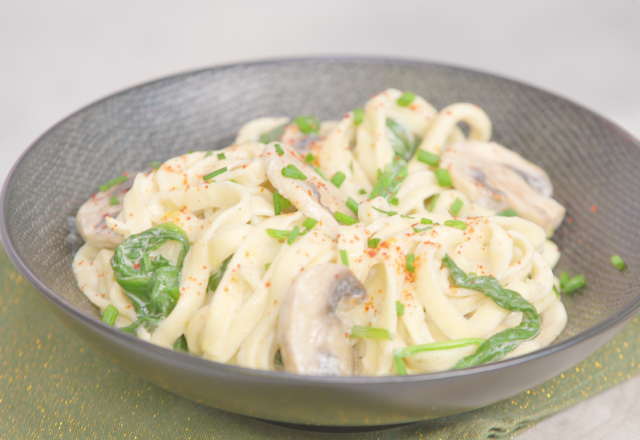 Linguines aux champignons, crème d'amandes et épinards