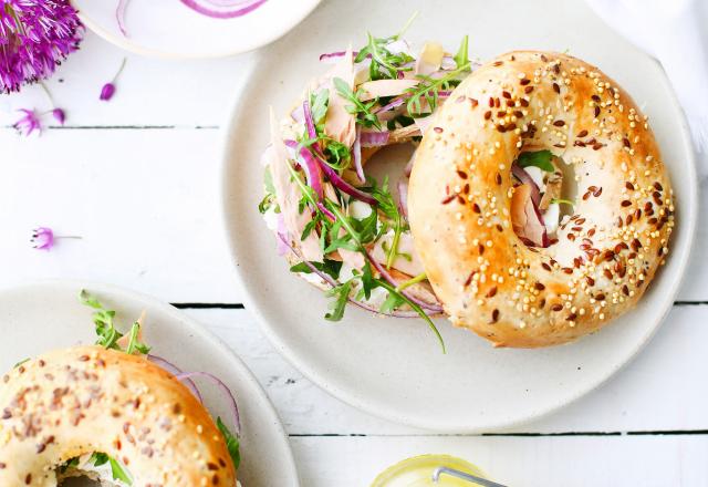 Bagel cream cheese, oignon rouge, salade roquette et thon