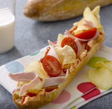 Tartine de fromage frais, jambon à l'os et chips écrasées