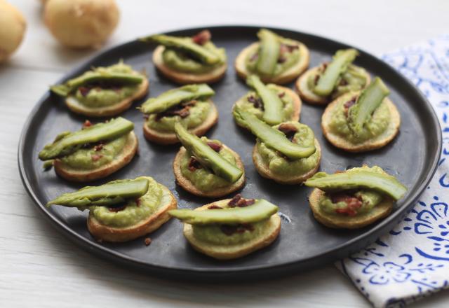 Toasts apéro de pommes de terre primeurs, pesto d’asperges et pancetta croustillante