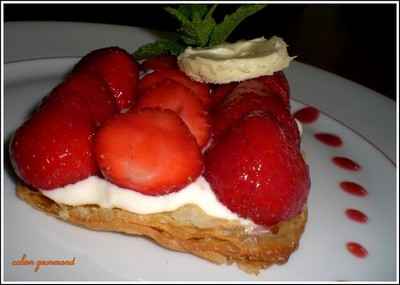 Fine croûte aux fraises et crème légère au chocolat blanc