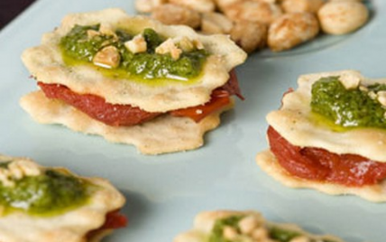 Cacahuètes grillées au pesto sur lit de crackers