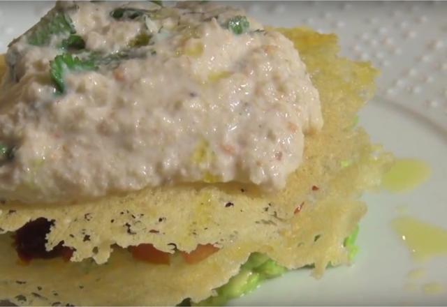 Mille-feuille crabe-avocat, tuiles parmesan