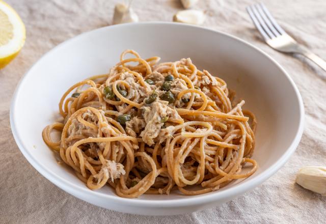 Une délicieuse recette avec des ingrédients du placard ? Régalez-vous avec ces linguine au thon, olives et câpres !