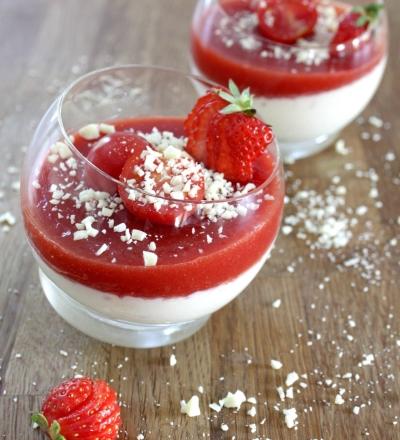 Panna cotta au chocolat blanc, fraises & tomates cerises