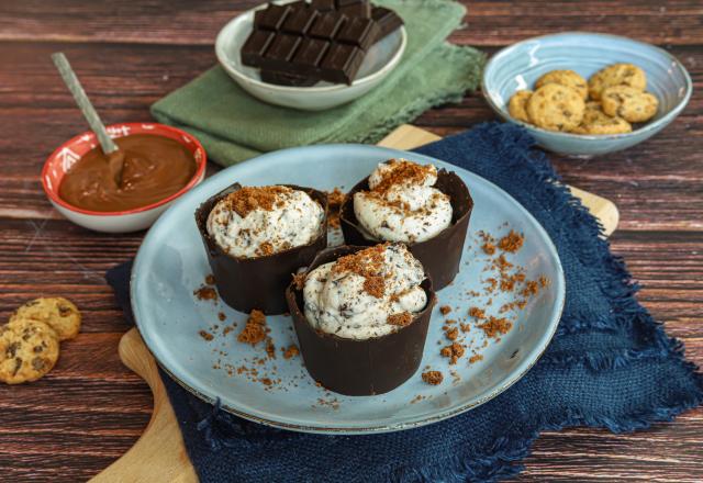 Dessert en coques de chocolat à la stracciatella de ricotta