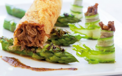 Cuisse de canette en daube au croustillant au parmesan et asperges vertes