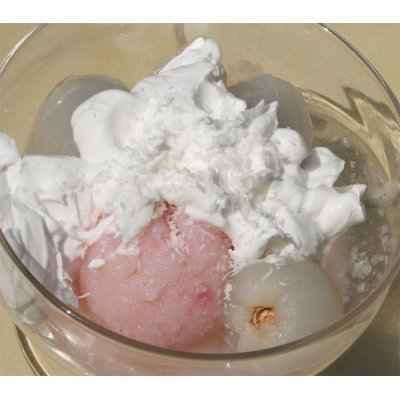 Coupe glacée litchi-rose, chantilly de lait de coco