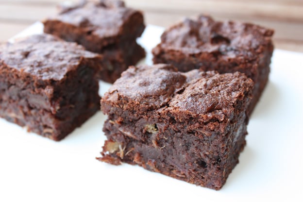 Brownie au chocolat, dattes et vin de noix