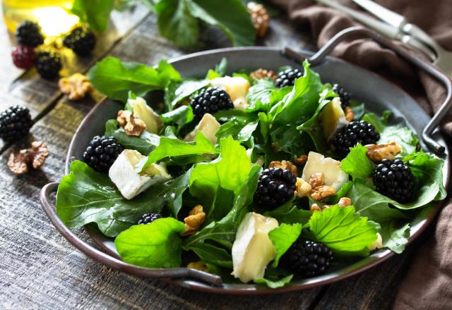 Salade de roquette au brie, noix et mûres