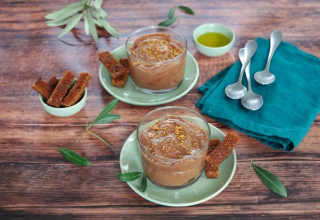 Mousse au chocolat à l'huile d'olive et pain d'épices croustillant