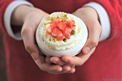 Vacherins à la fraise en forme de paniers