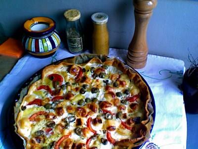 Tarte estivale tomate, pommes de terre, olive, pignons...