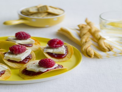 Pragmatiques tuiles fondantes de brie à la confiture de framboises