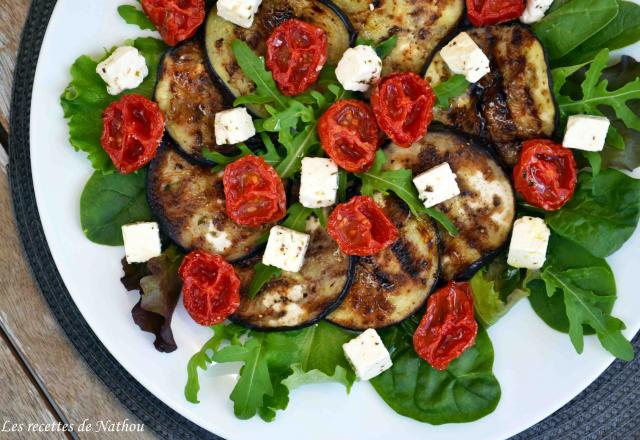 Salade d'aubergines grillées au balsamique, tomates confites et feta