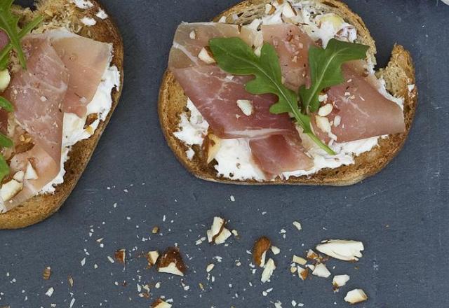 Recette des tartines au jambon de Bayonne, amandes et roquette