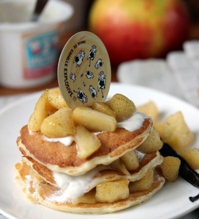 Pancakes au Yaourt Brassé Vanille Les 2 Vaches et pommes caramélisées