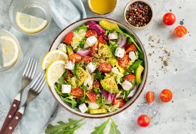 Salade fraîcheur à la feta, avocat, tomates cerises et graines