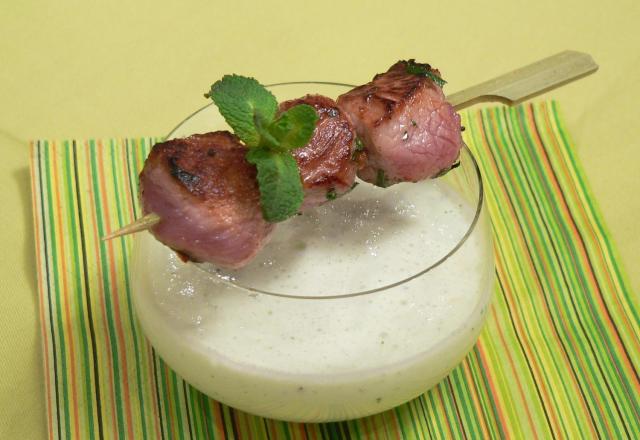 Brochettes d'agneau Presto épicées, smoothie concombre, chèvre et menthe