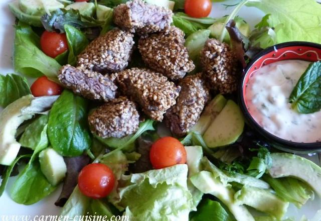 Salade d'avocat au fromage blanc et bouchée de bœuf au sésame