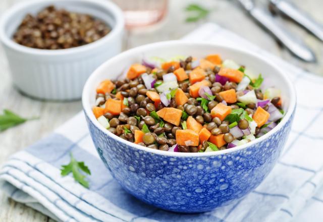 Salade de lentilles vertes, carottes et oignon rouge