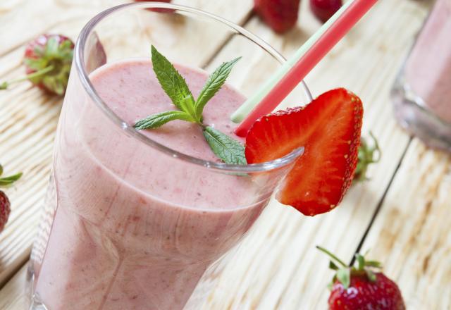 Milkshake aux fraises avec glace et feuilles de menthe