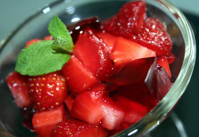 Salade de fraises et gelée d'hibiscus