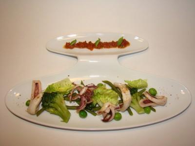 Salade de légumes verts, poêlée d'encornets au piment d'Espelette, pistou de tomates séchées