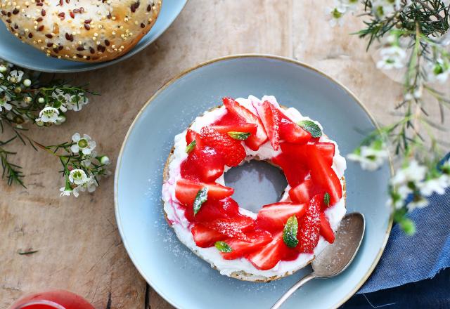 Bagel ricotta, fraises, pointe de menthe et coulis de framboises