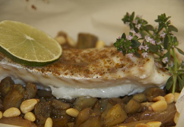 Papillote de dos de cabillaud aux épices 'tajine', aubergines-confit d'oignons et pignons de pin