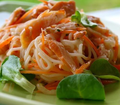 Salade asiatique aux nouilles et poulet