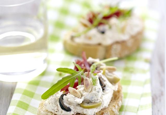 Crostini à l'italienne d'apérivrais tartinade aux olives